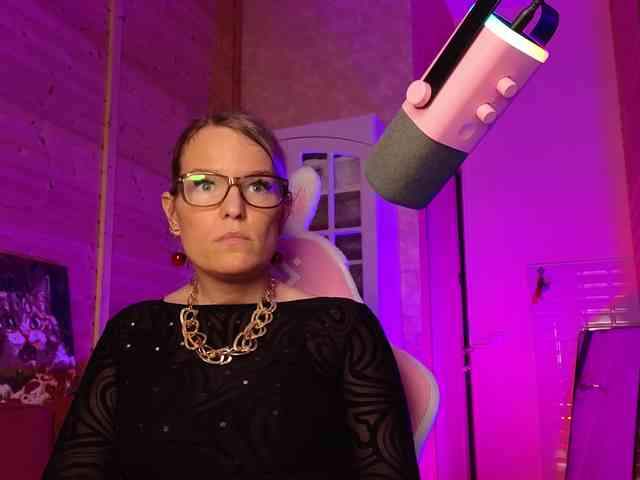 Findom_Lady_Shine webcam