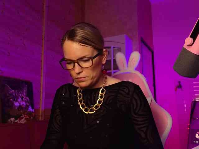 Findom_Lady_Shine webcam
