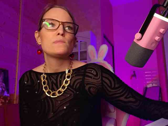 Findom_Lady_Shine webcam