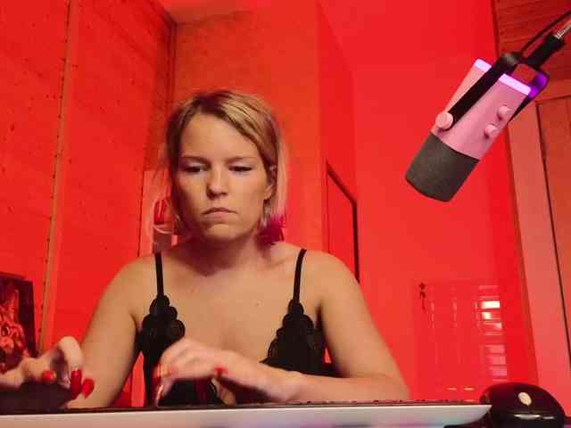 Findom_Lady_Shine webcam