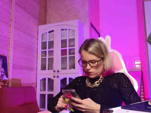 Findom_Lady_Shine webcam