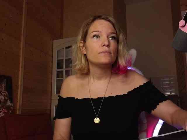 Findom_Lady_Shine webcam
