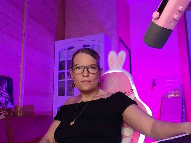 Findom_Lady_Shine webcam