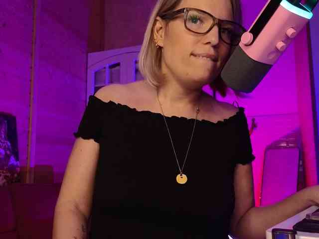 Findom_Lady_Shine webcam