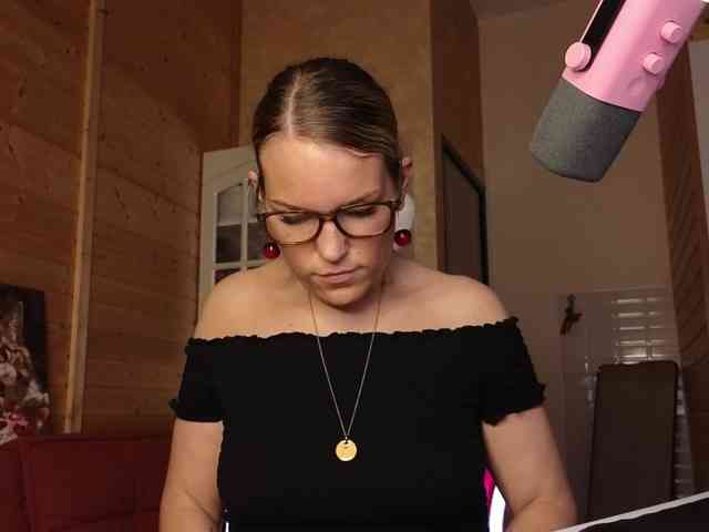 Findom_Lady_Shine webcam