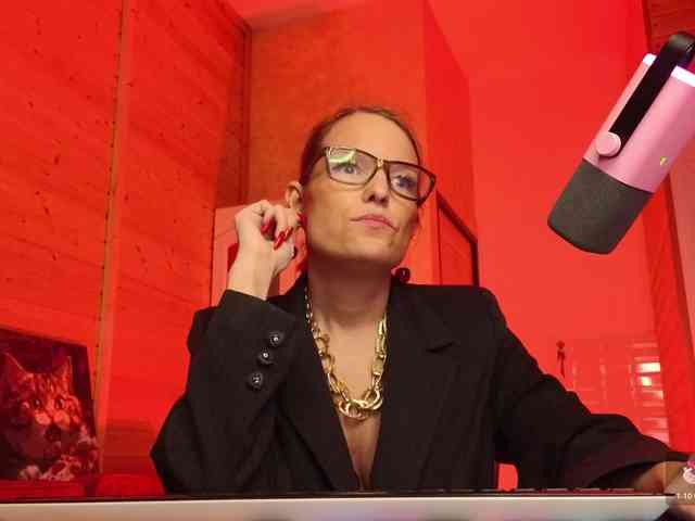 Findom_Lady_Shine webcam