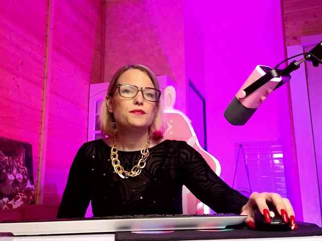 Findom_Lady_Shine webcam