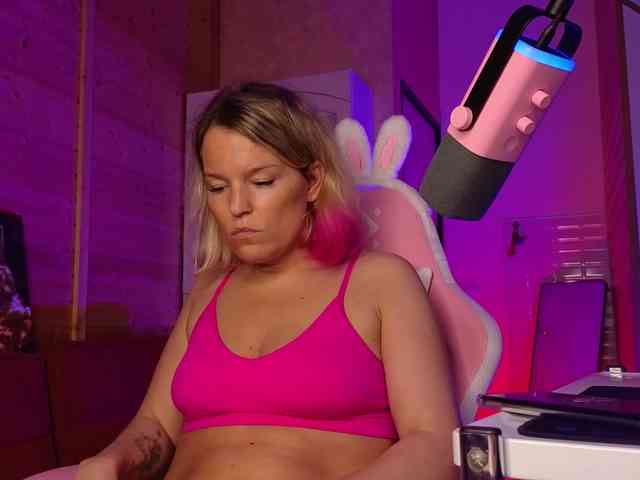 Findom_Lady_Shine webcam