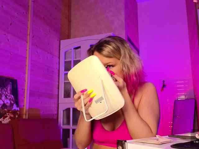 Findom_Lady_Shine webcam