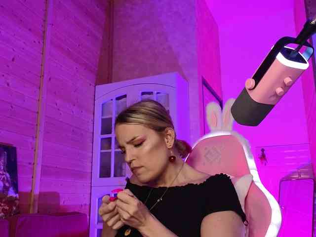 Findom_Lady_Shine webcam