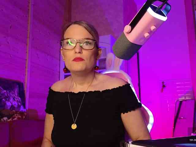 Findom_Lady_Shine webcam