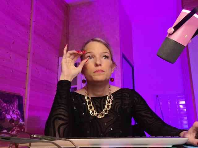 Findom_Lady_Shine webcam