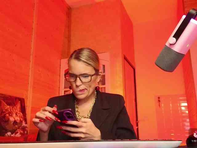 Findom_Lady_Shine webcam