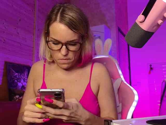 Findom_Lady_Shine webcam