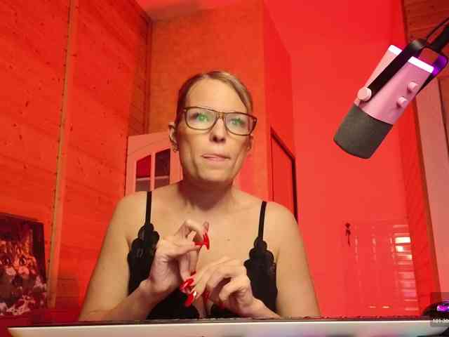 Findom_Lady_Shine webcam