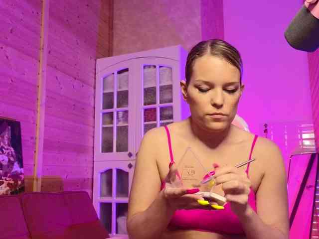 Findom_Lady_Shine webcam