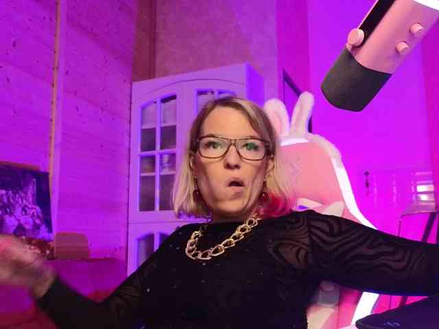 Findom_Lady_Shine webcam