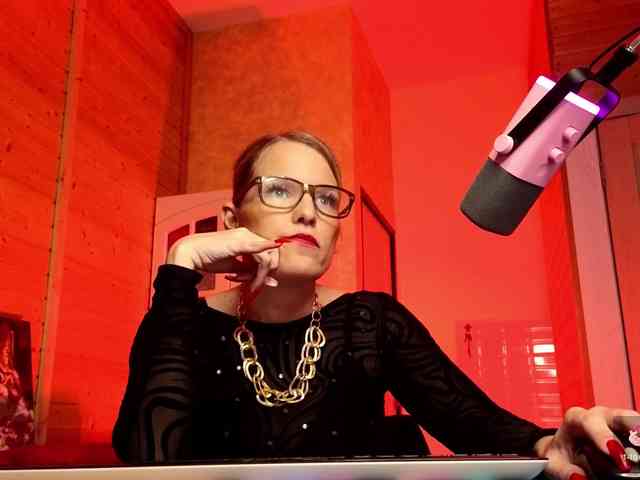 Findom_Lady_Shine webcam