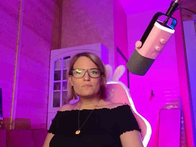Findom_Lady_Shine webcam