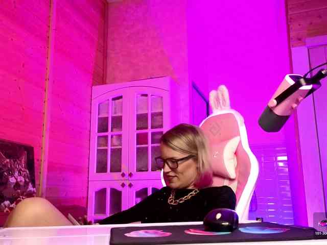 Findom_Lady_Shine webcam