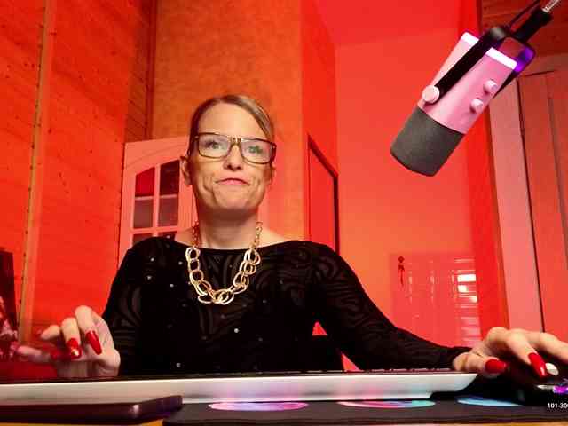 Findom_Lady_Shine webcam