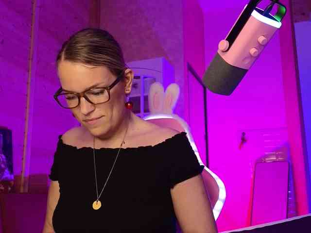 sweeteve050 Live Webcam on BongaCams
