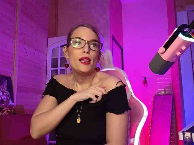 Findom_Lady_Shine webcam