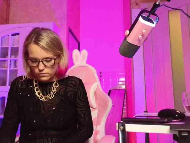 Findom_Lady_Shine webcam