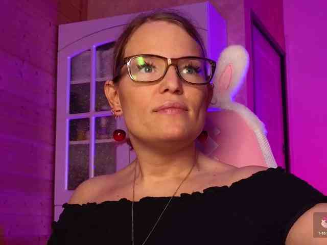 Findom_Lady_Shine webcam