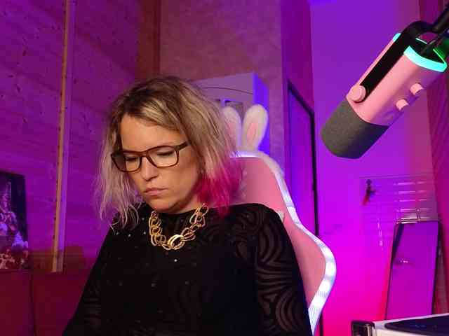 Findom_Lady_Shine webcam