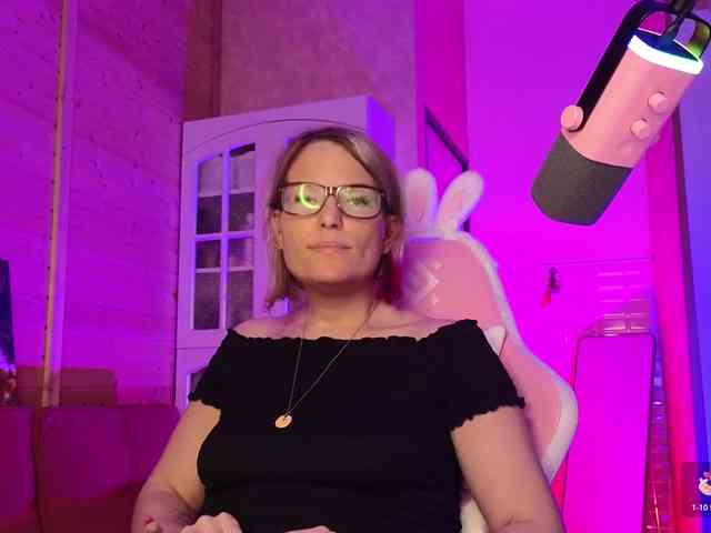 Findom_Lady_Shine webcam