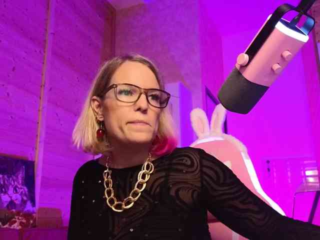 Findom_Lady_Shine webcam