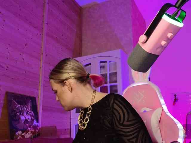 Findom_Lady_Shine webcam