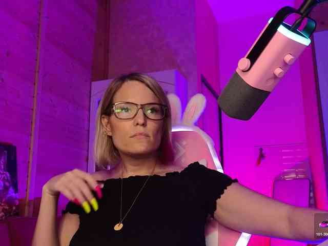 Findom_Lady_Shine webcam