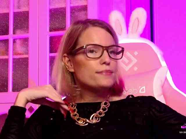 Findom_Lady_Shine webcam