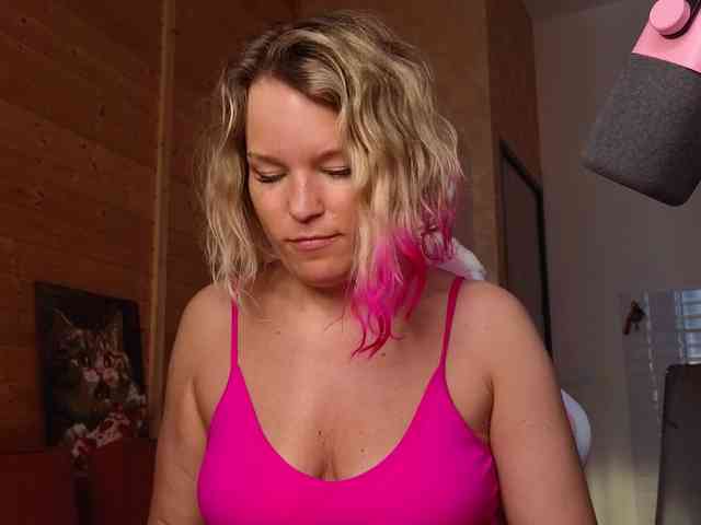 Findom_Lady_Shine webcam