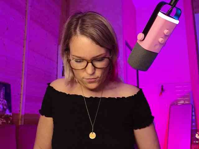 Findom_Lady_Shine webcam