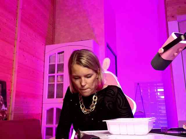 Findom_Lady_Shine webcam