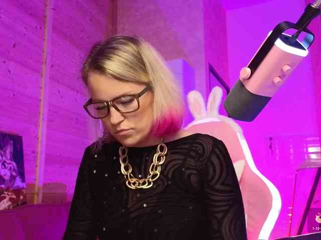Findom_Lady_Shine webcam