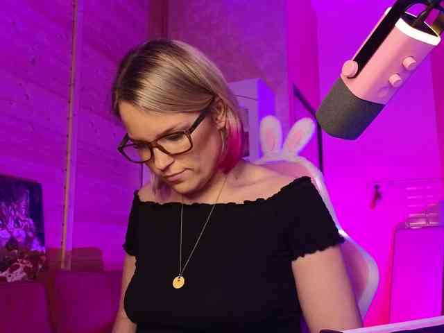 Findom_Lady_Shine webcam