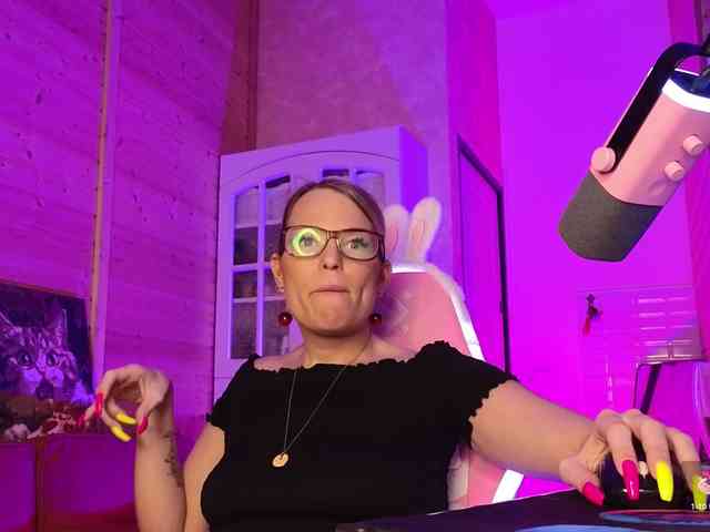 Findom_Lady_Shine webcam
