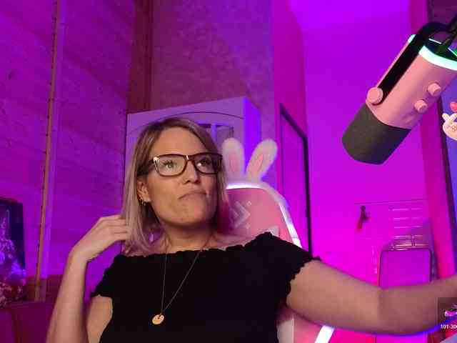 Findom_Lady_Shine webcam
