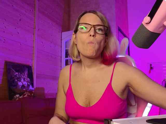 sweeteve050 Live Webcam on BongaCams