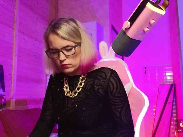 Findom_Lady_Shine webcam