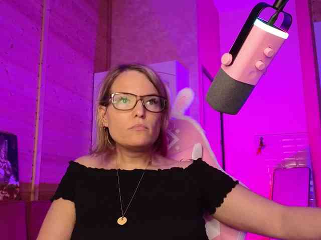 Findom_Lady_Shine webcam