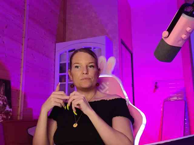 Findom_Lady_Shine webcam