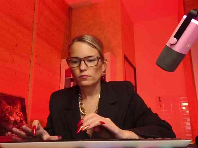 Findom_Lady_Shine webcam