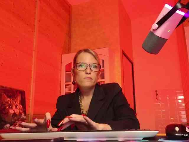 Findom_Lady_Shine webcam