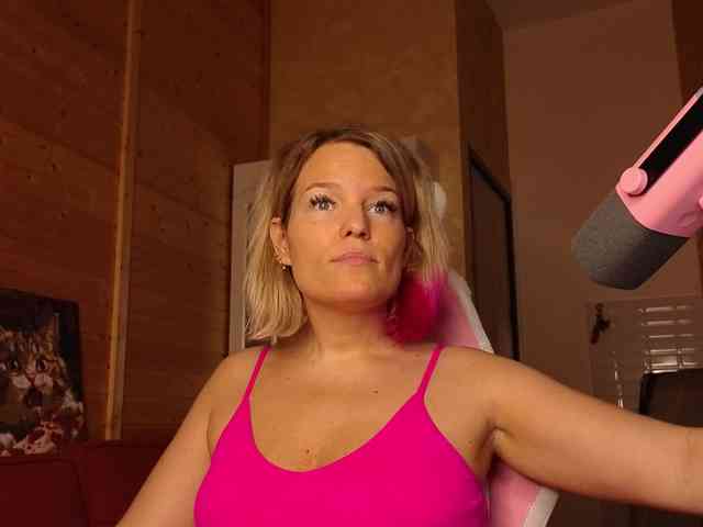 Findom_Lady_Shine webcam
