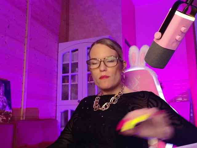 Findom_Lady_Shine webcam